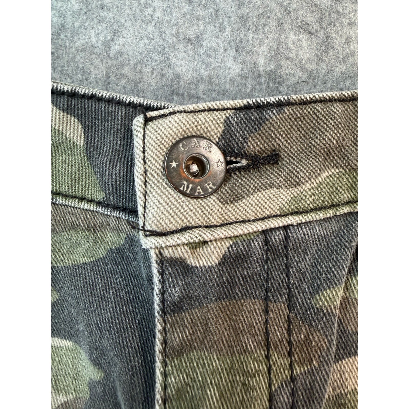 Carmar Camo Denim Mini Skirt Green Camouflage Frayed Hem Size 24 Distressed — image 3 of 6